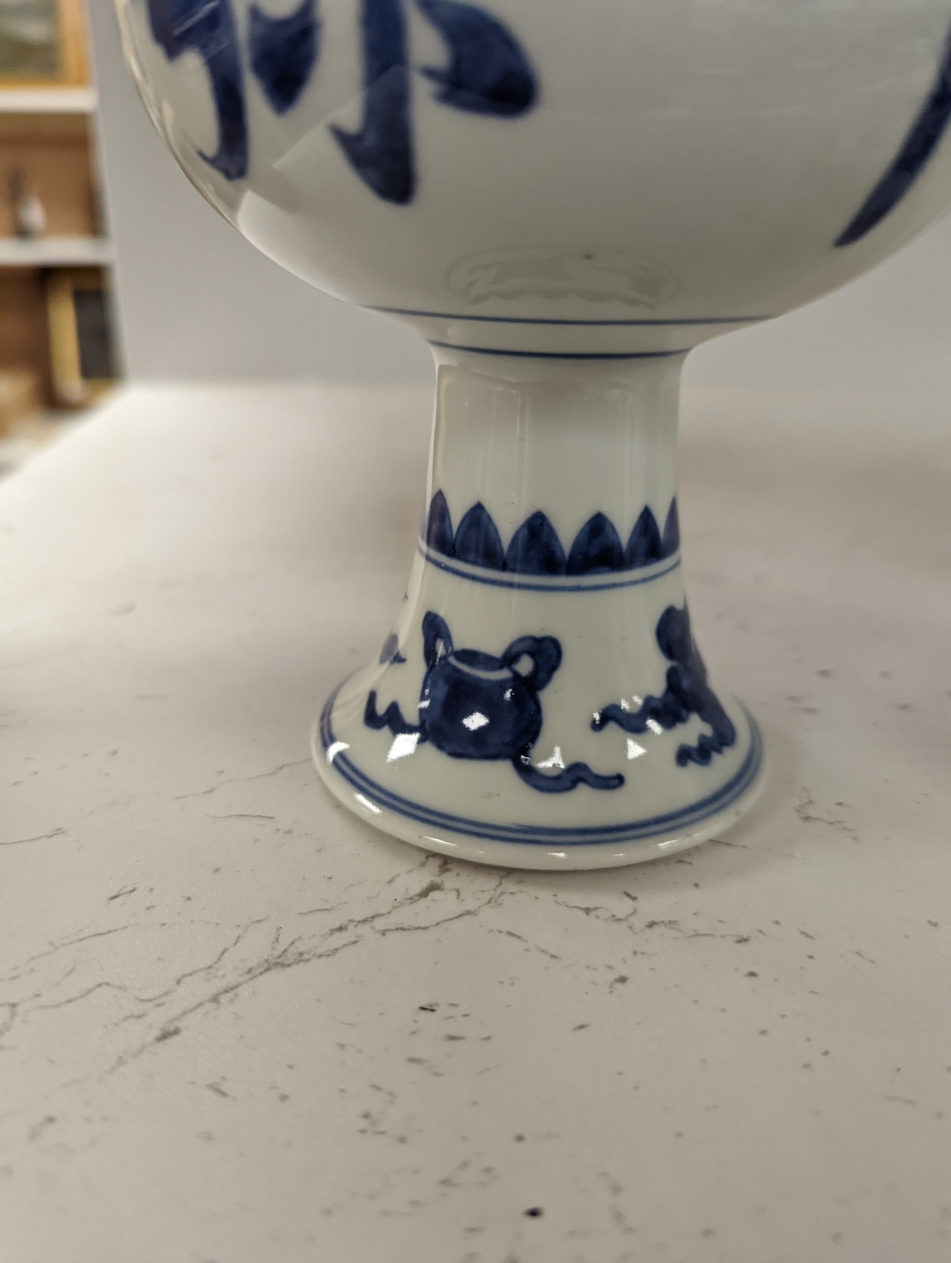 A Chinese blue and white pedestal vase 13cm